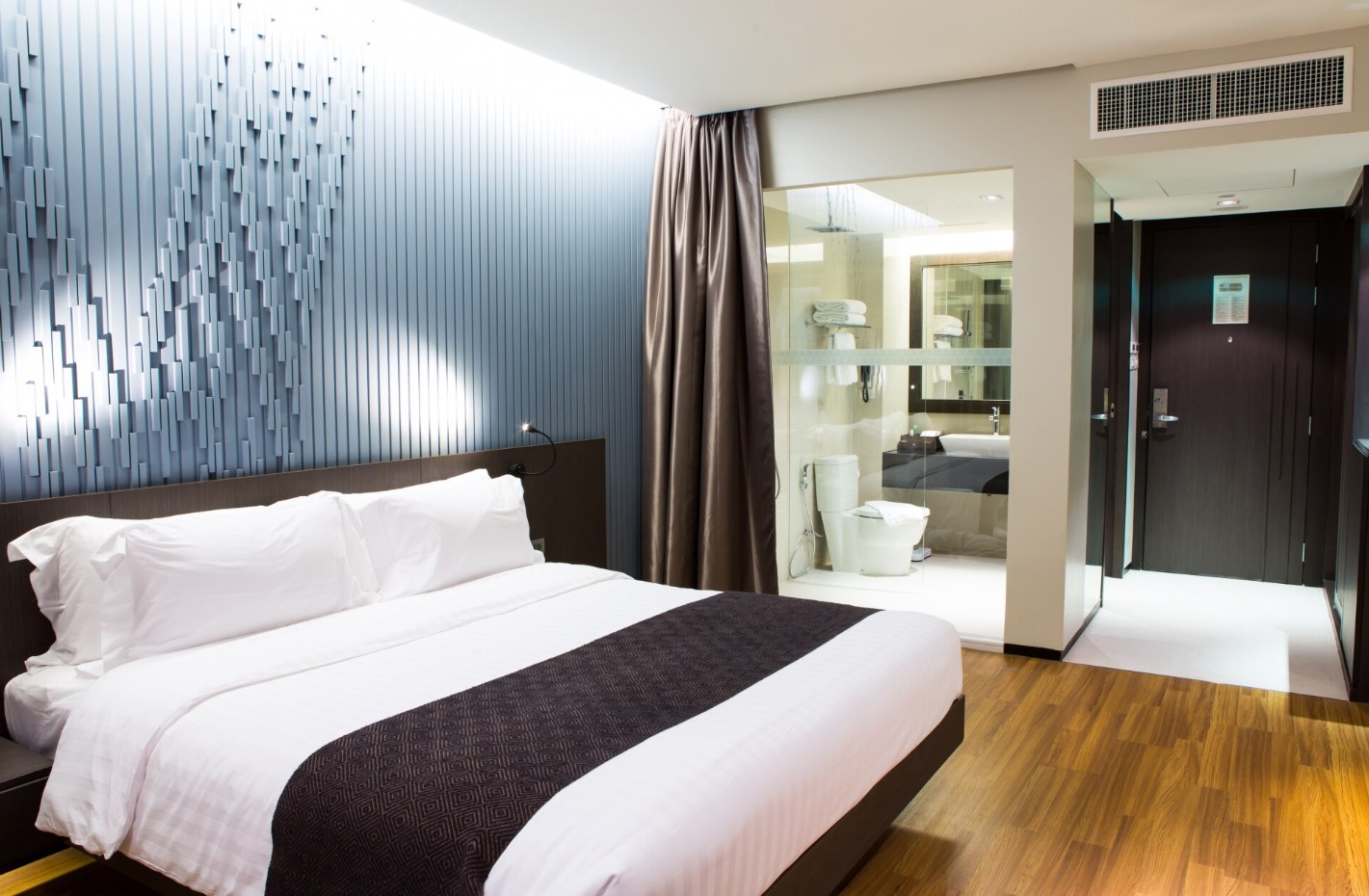 hotel-comfort-room